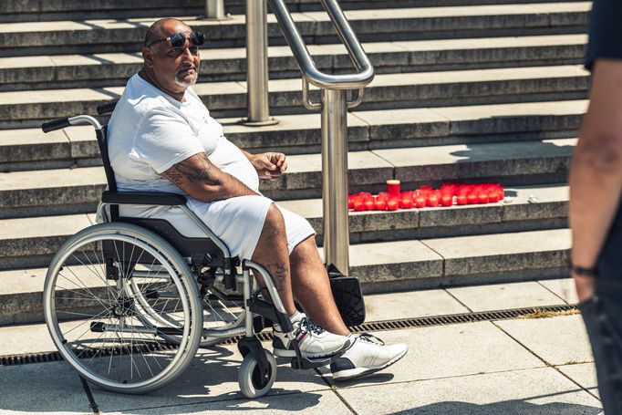Asi tisíc lidí přišlo 17.6. odpoledne  na prostranství před Janáčkovým divadlem v Brně, kde zavzpomínali na mrtvého Roma.
