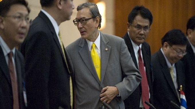 Kariérní diplomat Tedž Bunnag (uprostřed se žlutou kravatou) zastával post ministra zahraničí ve vládě Samaka Sundaravedže necelé dva měsíce