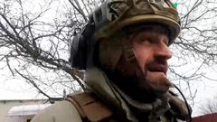 „Smějeme se, abychom nebrečeli“ Bomby přerušili rozhovor s ukrajinským vojákem.