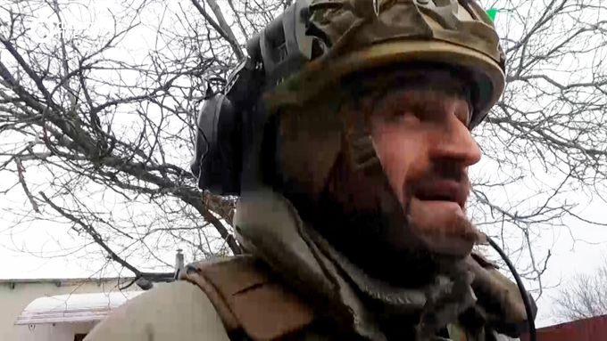 "Smějeme se, abychom nebrečeli." Bomby přerušily rozhovor s ukrajinským vojákem. Všichni pak běželi zachraňovat zraněného muže.