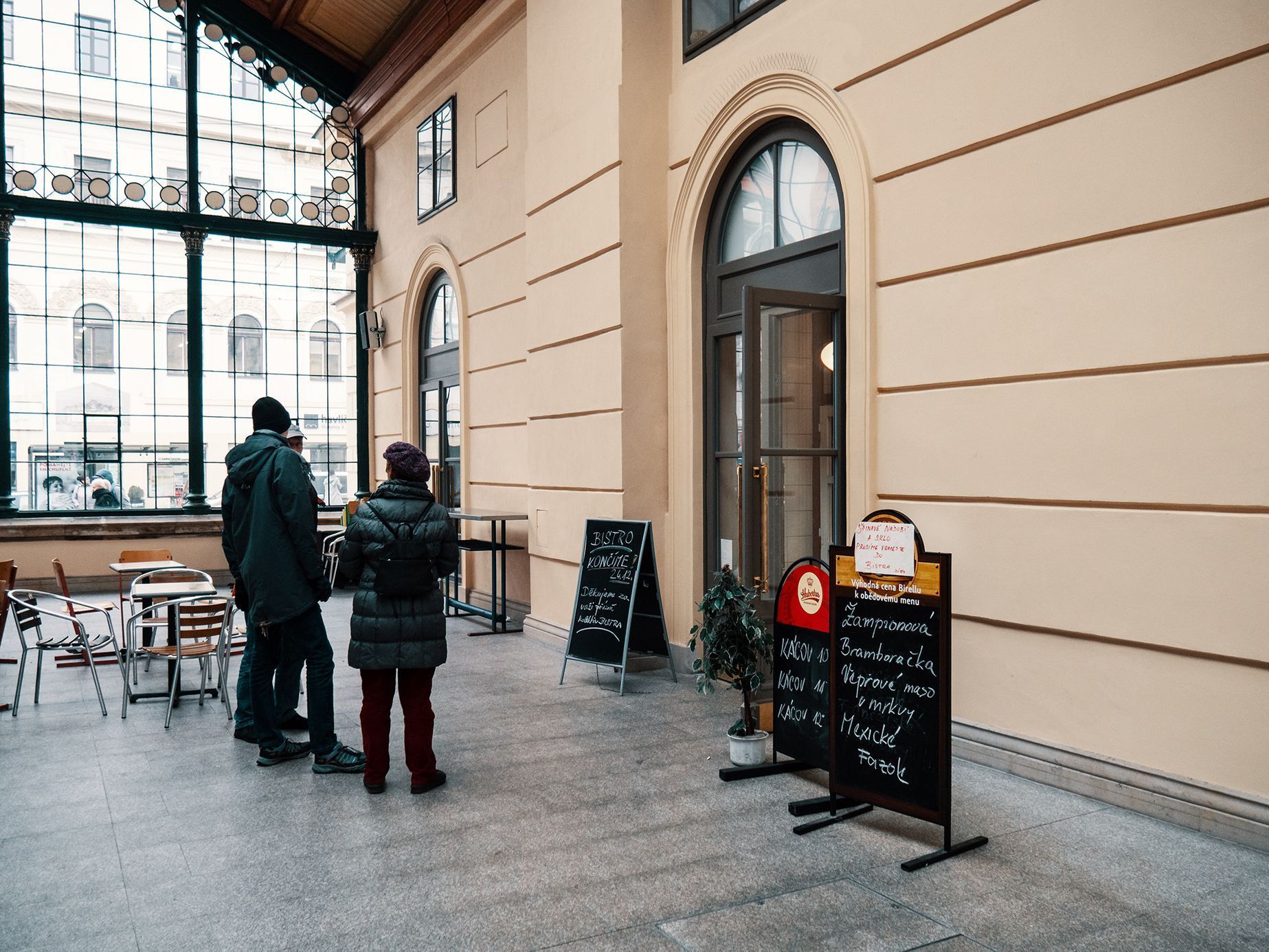 Končící nádražní restaurace na Masarykově nádraží v Praze