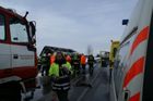Na místo vyjeli hasiči, záchranáři i policisté.