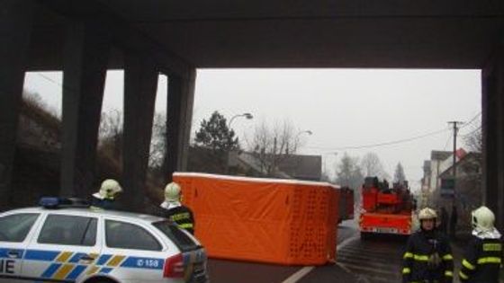 Mladík chtěl skočit z mostu, hasiči ho přemluvli