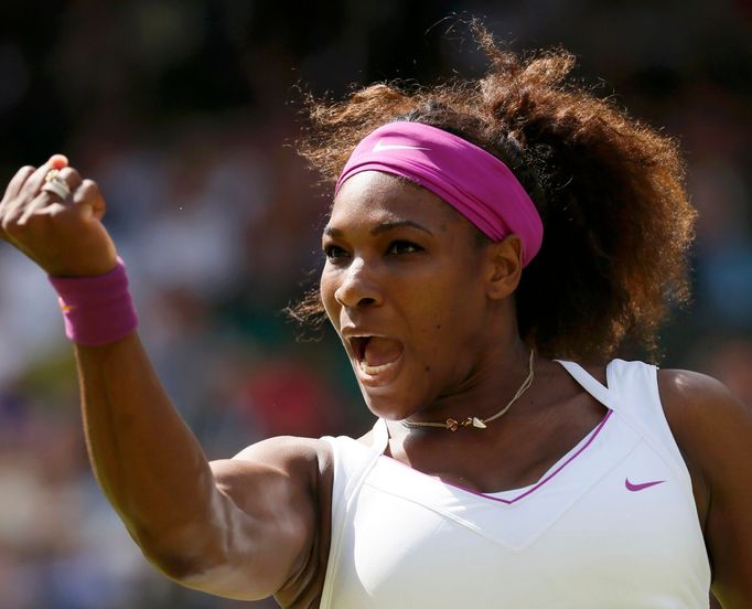 Americká tenistka Serena Williamsová v semifinálovém utkání Wimbledonu 2012 proti Bělorusce Viktorii Azarenkové.