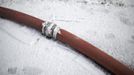 A firehose lies in the snow following a warehouse fire, which is still burning and started on Tuesday in Chicago January 24, 2013. Fire department officials said it is the biggest fire the department has had to battle in years and one-third of all Chicago firefighters were on the scene at one point or another trying to put out the flames. REUTERS/John Gress (UNITED STATES - Tags: DISASTER ENVIRONMENT) Published: Led. 24, 2013, 10:32 odp.