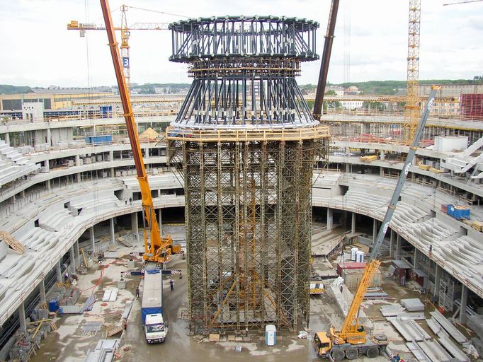 Archivní snímek ze stavby střešní konstrukce tehdejší Sazky arény v Praze, která nyní nese název O2 aréna.