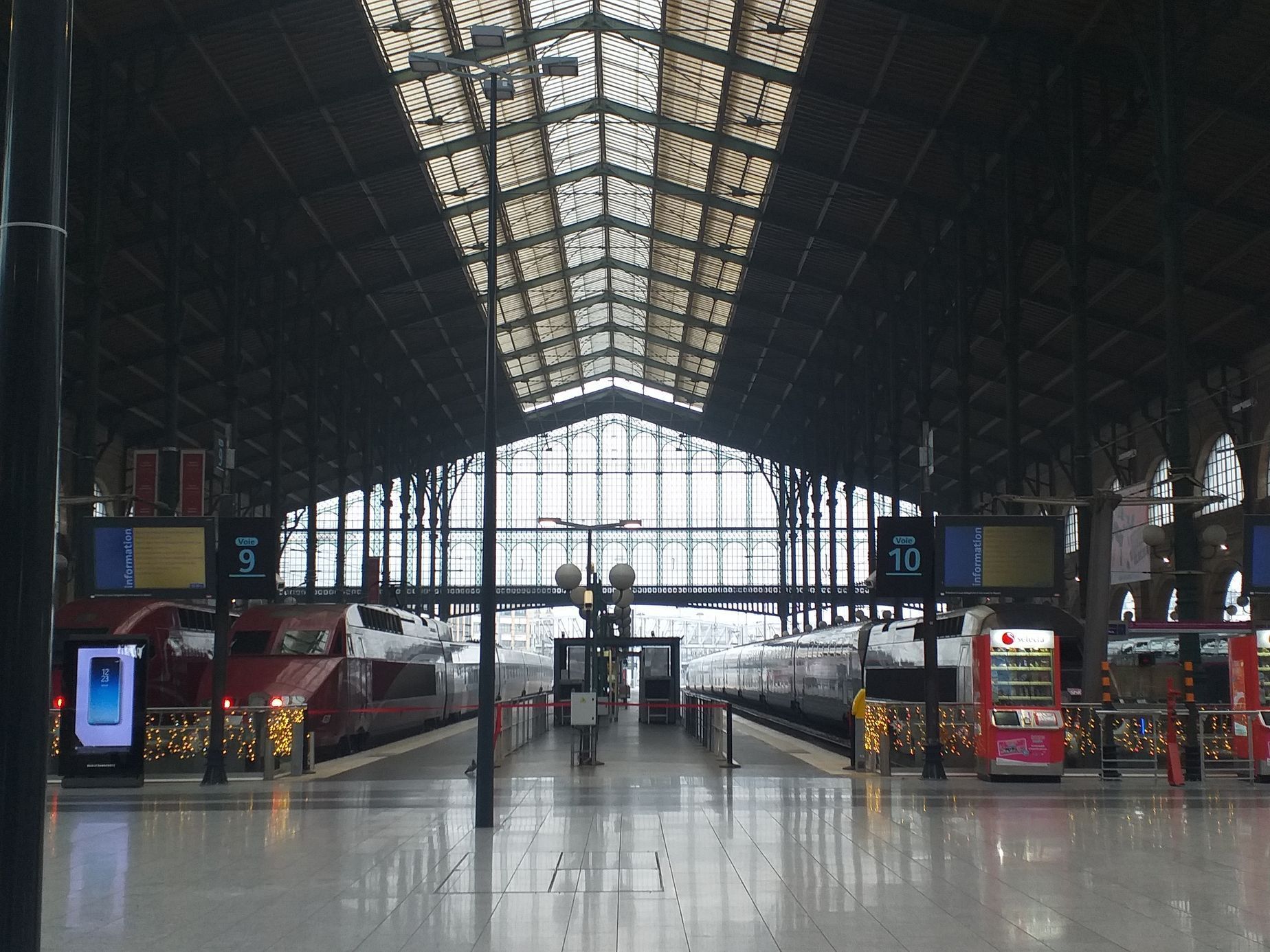 Prázdné nádraží v Paříži kvůli generální stávce.