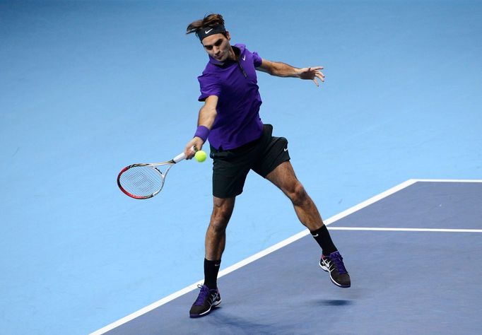 Švýcarský tenista Roger Federer v utkání se Srbem Novakem Djokovičem ve finále Turnaje mistrů 2012.