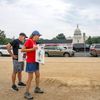 USA, Washington, Donald Trump, Jeffrey Epstein, socha, instalace, The Secret Handshake, odstranění,