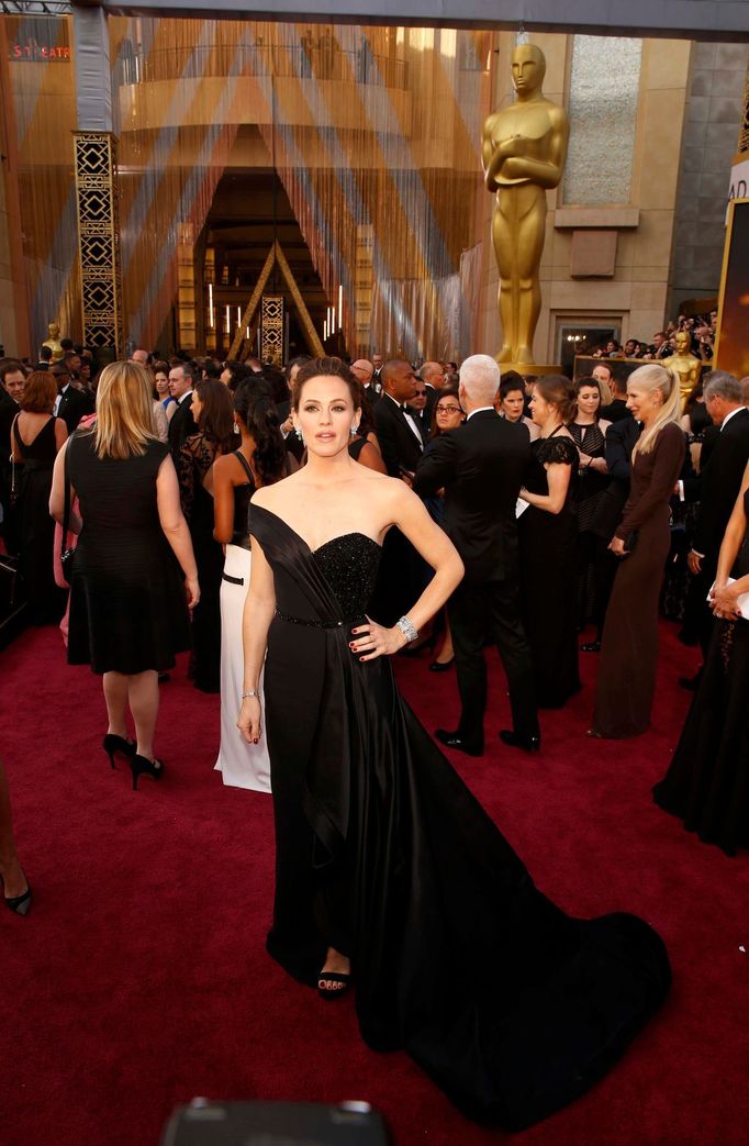 Presenter Jennifer Garner, wearing a black Atelier Versace gown, arrives at the 88th Academy Awards in Hollywood