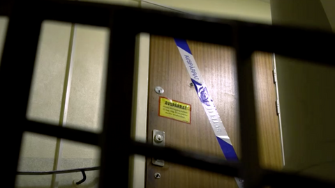 "Bylo to jako v hororu." Švédskem otřásá kauza 70leté věznitelky a jejího syna