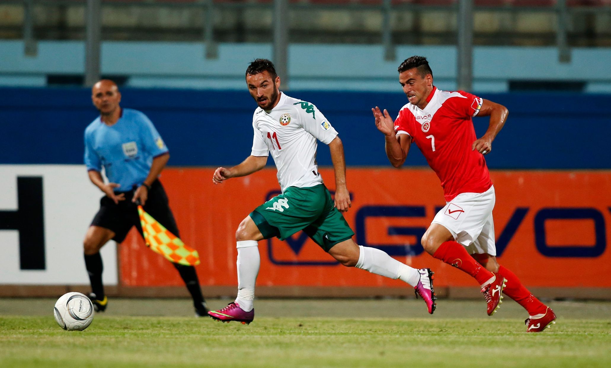 Fotbal, kvalifikace MS: Malta - Bulharsko: Clayton Failla (vpravo) - Radoslav Dimitrov