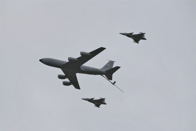 Slavnostní průlet s gripeny a tankovacím letadlem KC-135