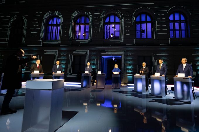 Debata prezidentských kandidátů v České televizi před prvním kolem voleb. Andrej Babiš pozvání nepřijal, jeho stolek zůstal prázdný.