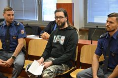 Hlasy v hlavě, čtyři lahve lihu. Žhář z Hřenska odvolal přiznání, soud má pochybnosti