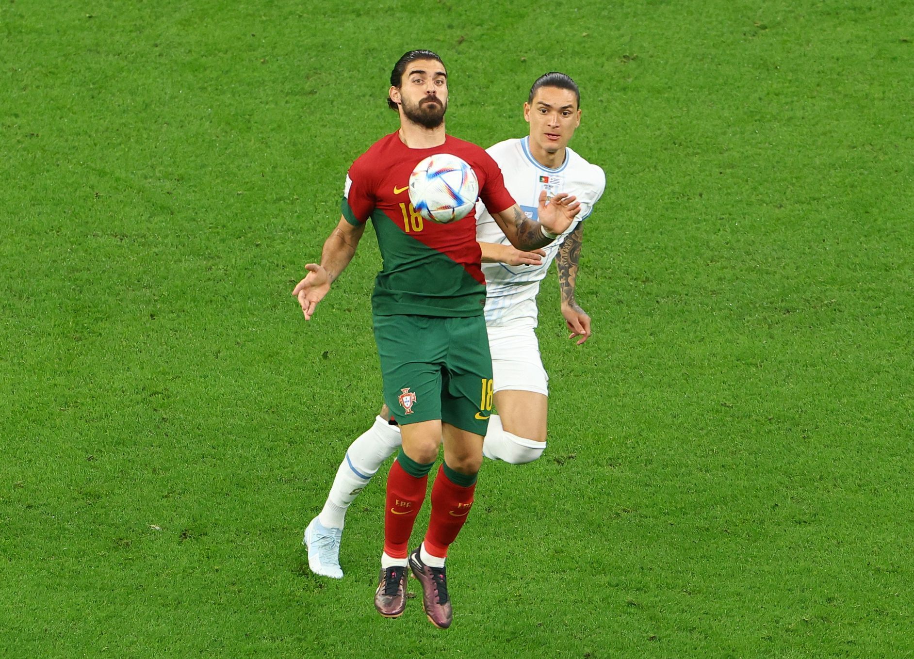 Rúben Neves a Darwin Núñez na zápase MS 2022 Portugalsko - Uruguay