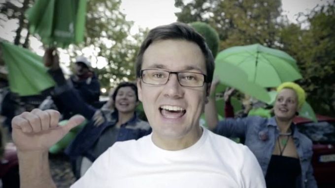 Z předvolebního klipu. Ondřej Liška rapoval o tom, že jeho hlas je (překvapivě) "zelenej".