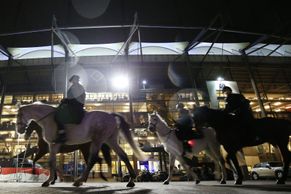 Evropský fotbal se teroru nezalekl, ale bezpečností opatření hrála prim