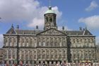"F*ck Israel". Aktivisté postříkali královský palác v Amsterdamu červenou barvou