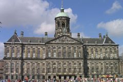 "F*ck Israel". Aktivisté postříkali královský palác v Amsterdamu červenou barvou