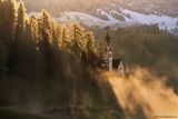 Kostelík v ranní mlze, Dolomity.