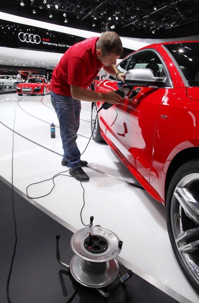 Úklid před otevřením autoshow ve Frankfurtu
