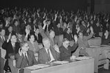 V sobotu 30. května 1953 se schází Národní shromáždění, které "projednává" vládní návrh zákona o peněžní reformě. Na snímku hlasování o zákonu.