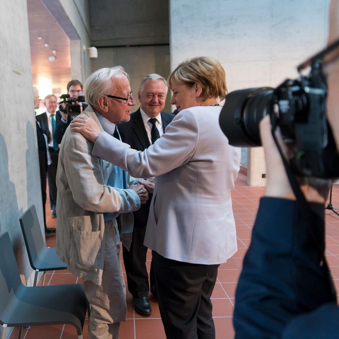 V dejvickém areálu přivítali Angelu Merkelovou bývalí kolegové z Ústavu organické chemie a biochemie Akademie věd Zdeněk Havlas a Rudolf Zahradník.