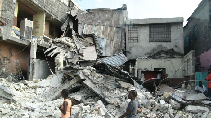 Při lednovém zemětřesení na Haiti zahynulo 222 tisíc osob, škody jdou do miliard dolarů.