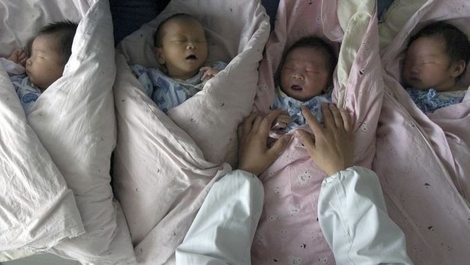 Čínská vláda zavedla politiku jednoho dítěte kvůli přelidněnosti
