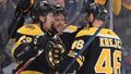 NHL 2019/20, Boston - Washington: David Pastrňák oslavuje svůj gól s Charliem McAvoyem a Davidem Krejčím