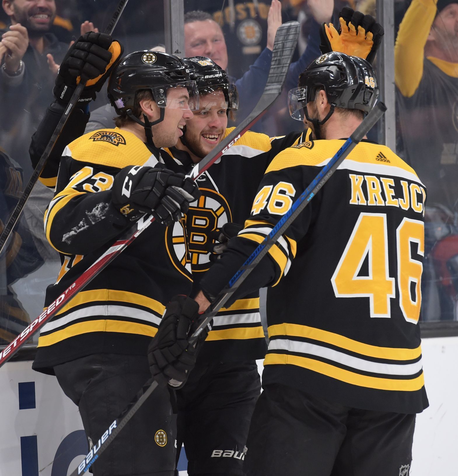 NHL 2019/20, Boston - Washington: David Pastrňák oslavuje svůj gól s Charliem McAvoyem a Davidem Krejčím