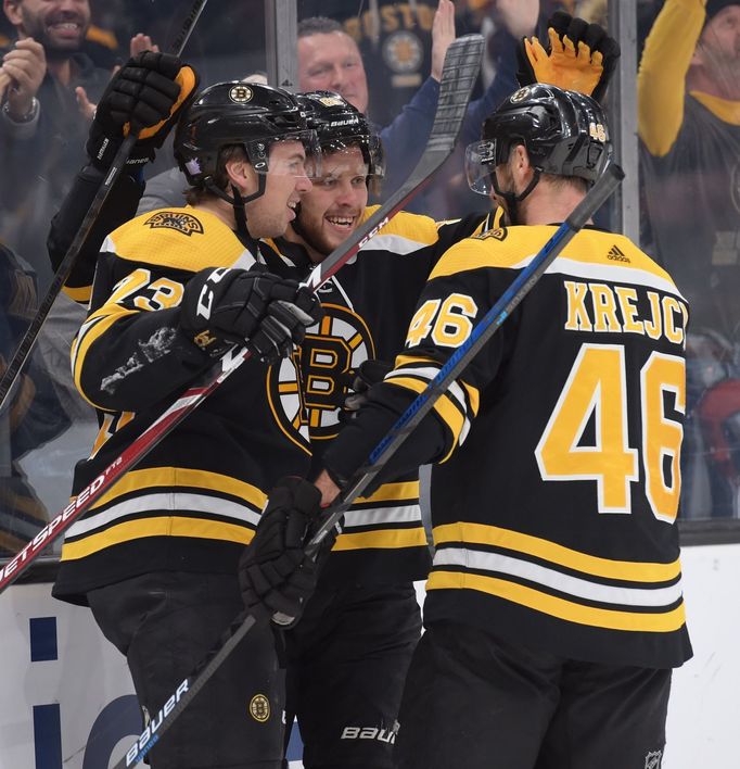 NHL 2019/20, Boston - Washington: David Pastrňák oslavuje svůj gól s Charliem McAvoyem a Davidem Krejčím.