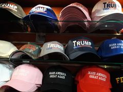 Suvenýry, které se prodávají v Trump Tower.