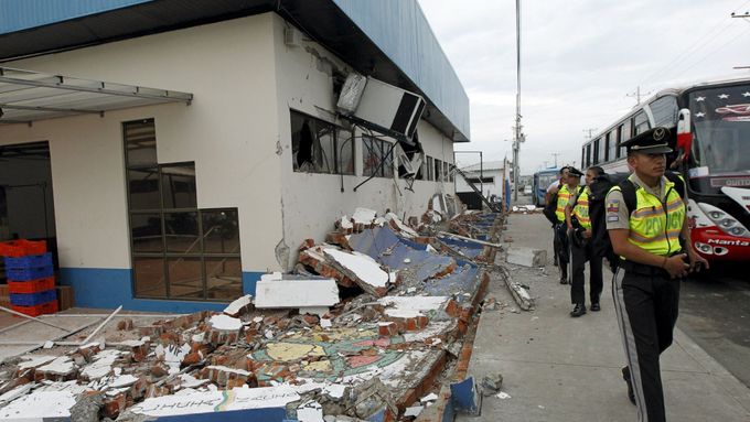 Obrazy zkázy: Zemětřesení srovnalo část Ekvádoru se zemí, lidé vyhrabávají blízké holýma rukama
