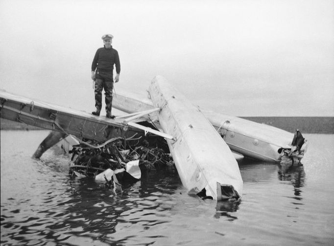 Trosky letadla, ve kterém zemřel známý pilot Wiley Post.