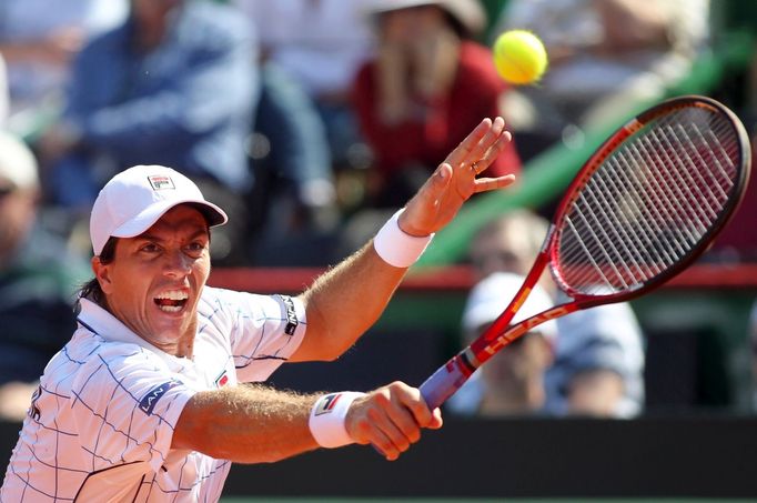 Argentinský tenista Carlos Berlocq v semifinálovém utkání Davis Cupu 2012 s Čechem Tomášem Berdychem.