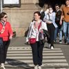 Lidé v ulicích Prahy a na Náplavce bez respirátorů, kontrola policie, koronavirus, covid-19, Náplavka, nábřeží