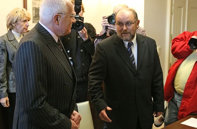 Václav Klaus mezi senátory KDU-ČSL.