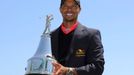 Tiger Woods s trofejí po turnaji v Orlandu 2013.