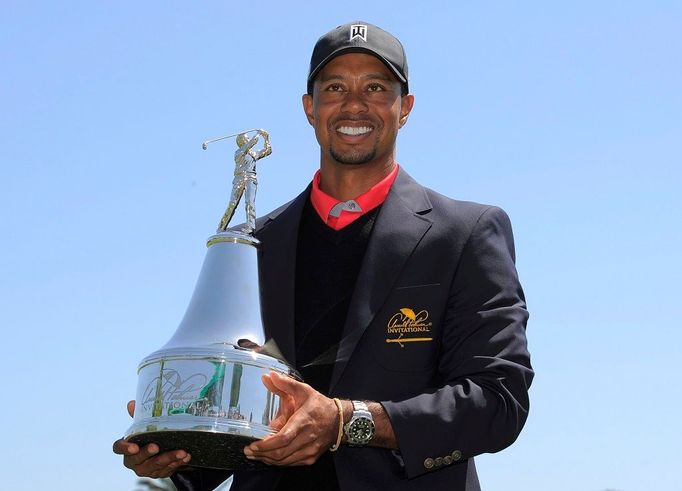 Tiger Woods s trofejí po turnaji v Orlandu 2013.