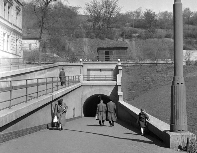 Záběr pěšího tunelu vedoucí pod vrchem Vítkov ze Žižkova do Karlína. Pohled z Tachovského náměstí. 15. duben 1957.