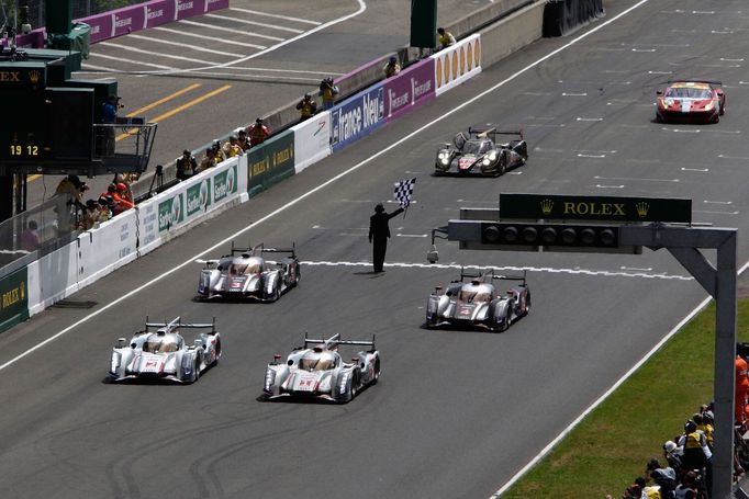 Triumfální dojezd Audi v Le Mans: čtyři vozy se vešly do Top 5 a německá značka opanovala kompletní stupně vítězů.