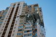 Obytný dům v Kyjevě poškozený ruským ostřelování.