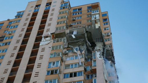Obytný dům v Kyjevě poškozený ruským ostřelování.