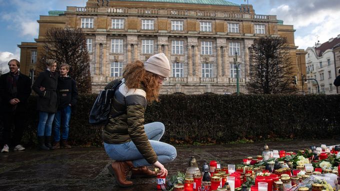 Filozofická fakulta v Praze den po střelbě, při které zahynulo 14 lidí. Lidé k jejím zdem nosí květiny a svíčky, stejně tak je pokládají na Náměstí Jana Palacha.
