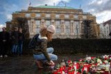 Mezitím i k filozofické fakultě v Praze lidé nosí květiny a svíčky. A pokládají je i na prostranství u náměstí Jana Palacha.