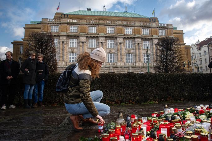 Filozofická fakulta v Praze den po střelbě, při které zahynulo 14 lidí. Lidé k jejím zdem nosí květiny a svíčky, stejně tak je pokládají na Náměstí Jana Palacha.