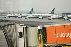 Jak se bude létat v létě: Ryanair se vrátí jen někam, Emirates propustí 30 tisíc lidí