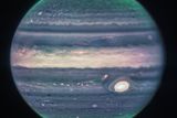 V červenci teleskop Jamese Webba vyfotografoval největší planetu sluneční soustavy, Jupiter. Snímek zveřejněný v pondělí je složen z několika záběrů, pořízených různými filtry kamery - díky tomu můžeme pozorovat polární záře, mlhoviny, oblačnost na planetě i obří bouři, která je tak velká, že by dokázala pohltit celou Zemi, uvádí americká NASA. Najdeme ji na jižní polokouli jako bílou skvrnu, jinak se jí ale říká Velká červená skvrna.